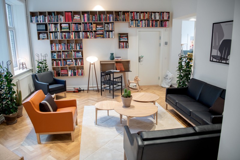 Den smukke sildebensparket var en overraskelse, da man gik i gang med at renovere lokalet. Det lå gemt under et andet lag gulv. Foto: Lars Pauli