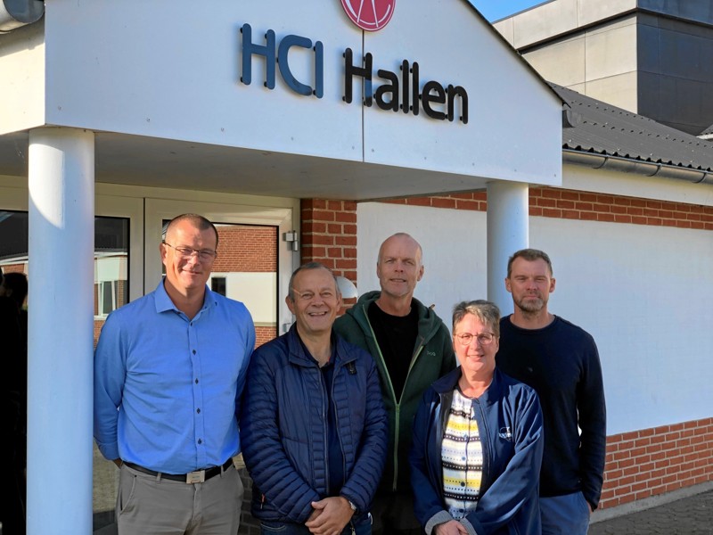 Entreprenør Hans Jørgen Kastberg, leder af Barnets Blå Hus, Ole Smed, HCI-forstander Jens Grønhøj, formand for Barnets Blå Hus, Ulla Skov, og HCI-forstander Søren Troelsen står sammen bag bjergbestigerforedraget på Himmerlandscentrets Idrætsefterskole 10. oktober. Privatfoto