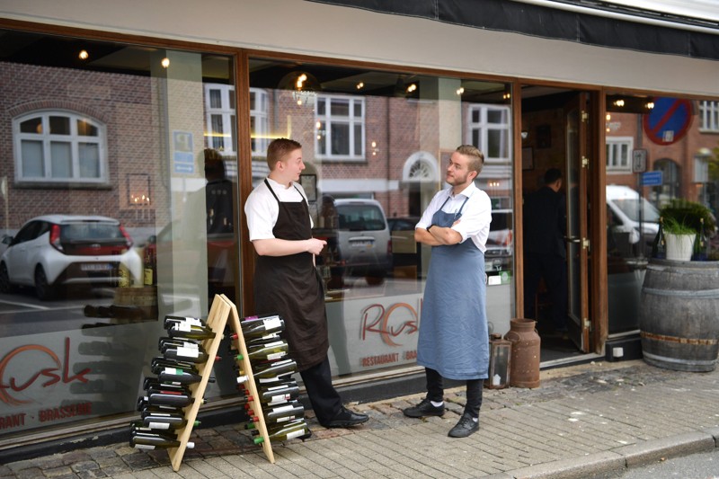 Morten Rytter (t.h.) og køkkenchef Simon Pedersen (t.v.) har gået på kokkeuddannelsens grundforløb sammen. Foto: Claus Søndberg