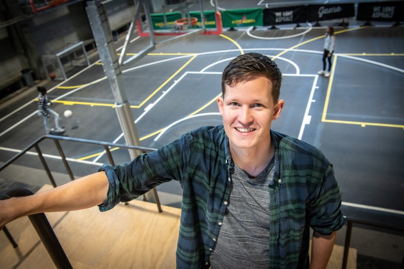 Martin Kjær synes, at GAME Streetmekka Aalborg er den perfekte lokation til Madmekka, fordi der er en ung og cool stemning. Foto: Kim Dahl Hansen
