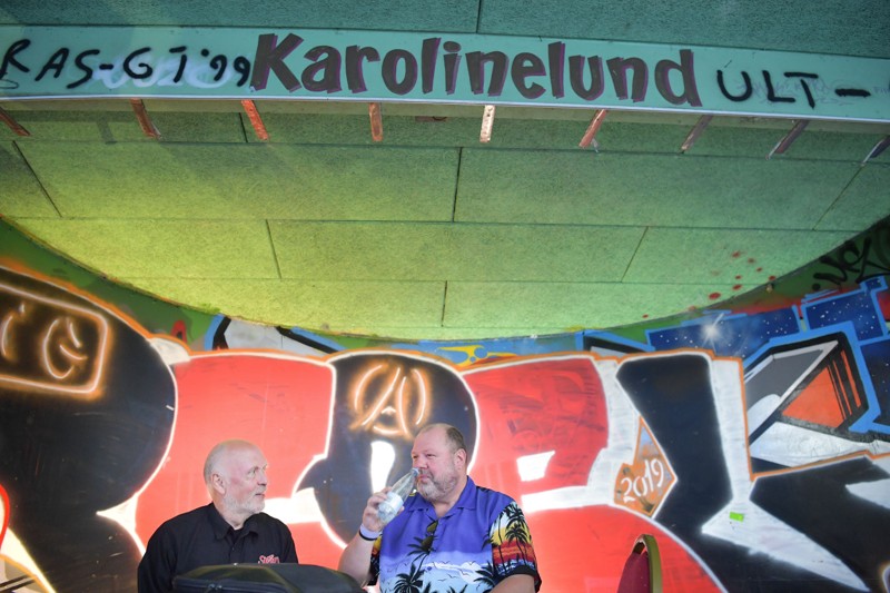 Jørgen Nissen (t.v.) er taknemmelig for, at et stort antal gæster kommer forbi til Skråens arrangementer hvert år. Foto: Claus Søndberg