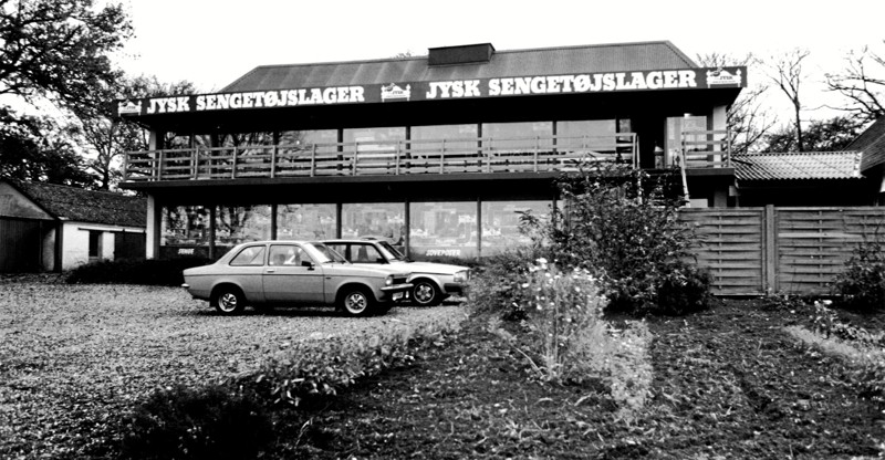 Jysk Sengetøjslager i Aggersund blev åbnet 18. oktober 1990 i det nedlagte Aggersund Mejeri, som i 14 år forinden havde været drevet som Bakkegårdens Møbler.Foto: Fjerritslev Avis / Lokalhistorisk Arkiv Fjerritslev