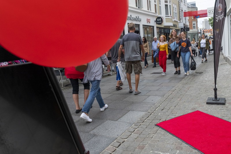 Byen er hele weekenden klædt i rødt, når Aalborg City holder fest. Foto: Lasse Sand