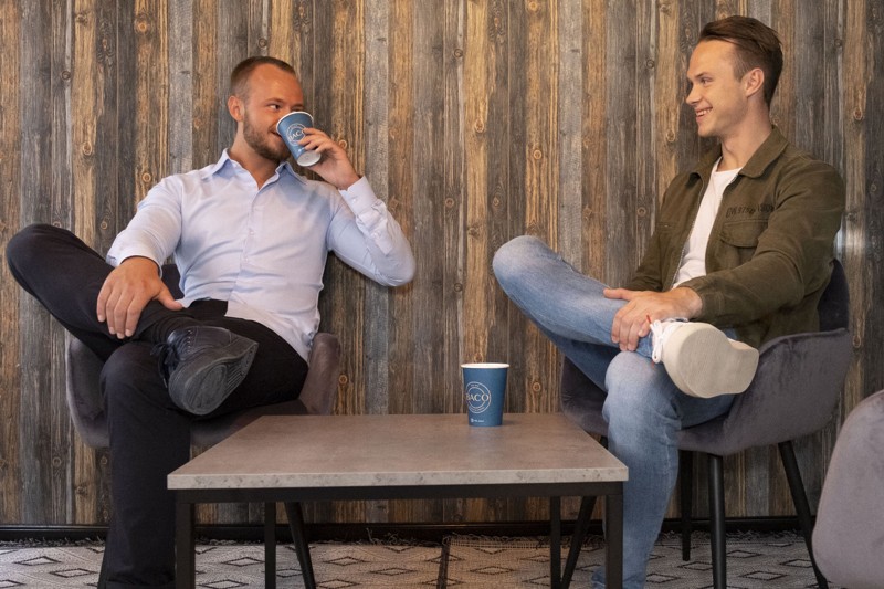 Sammen med kaffe og bagels byder Frederik og Emil Kjær også på en særlig Baco-kage fra på lørdag, som Guldbageren i Vestbyen står bag. Foto: Lasse Sand
