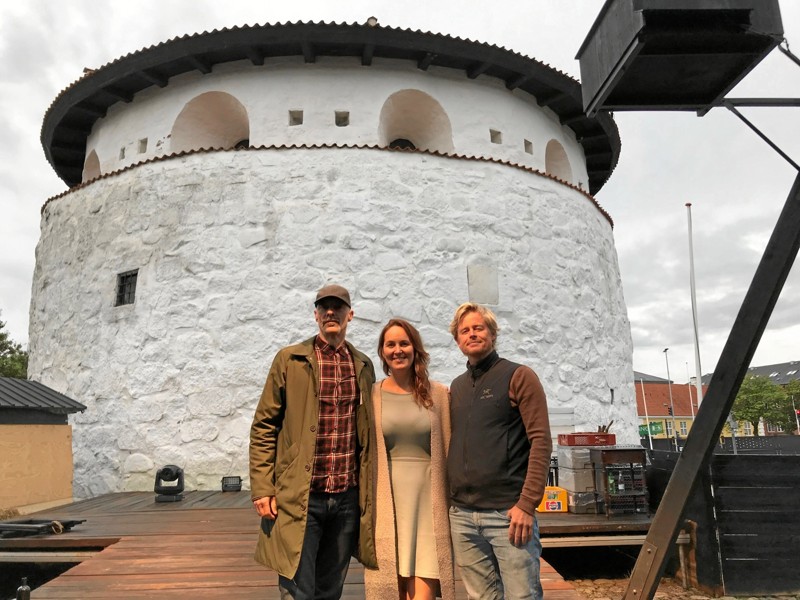 Her indtager Jimmy Jørgensen og Caspar Phillipson scenen ved Krudttårnet - her sammen med guitarist Merje Kägu. Om alt går vel, så går vi ind i en sommerlig periode, når Teaterkoncerten har premiere på torsdag.
