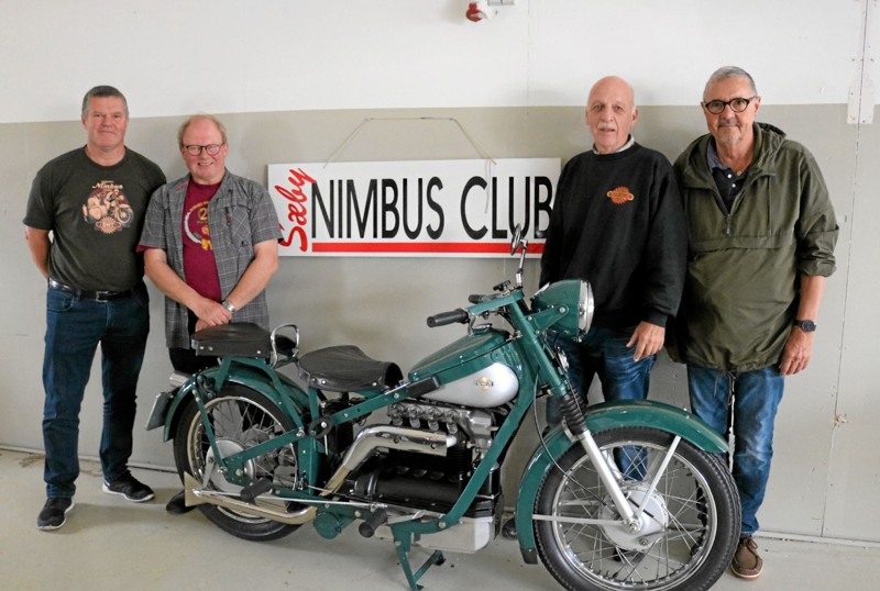 Formand Niels Kold, Føns Nørregaard, Villy Andreasen og Lindhard Christensen udgør på jubilæumsdagen Sæby Nimbus Clubs bestyrelse. Foto: Tommy Thomsen