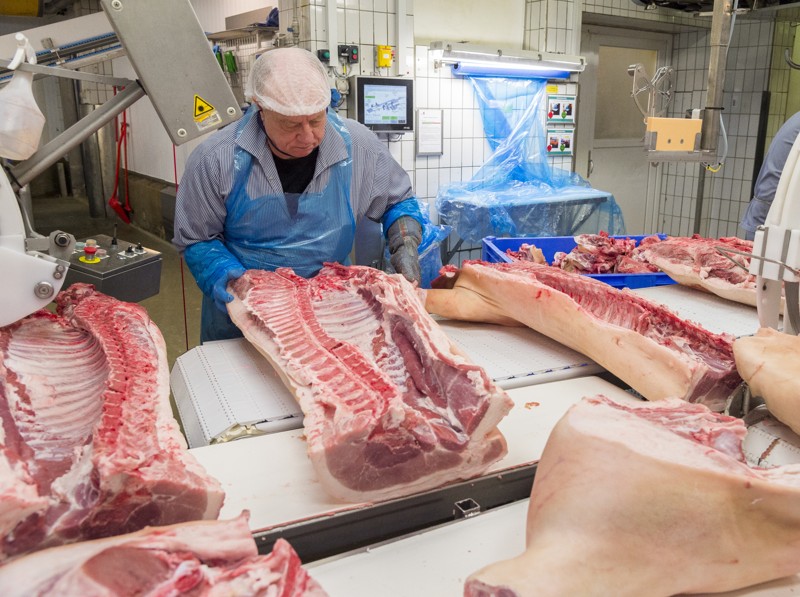 Slagteriet i Sæby har netop meddelt medarbejderne i udbeningsafdelingen, at 50 medarbejdere fra uge 7 skal sendes på arbejdsfordeling.