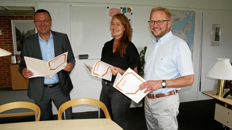 Fra højre mod venstre ses Borgmester Hans Ejner Bertelsen, Direktør for Kulturmødet Trine Bang og Direktør for Thy-Mors Energi Lars Peter Christiansen. PR-foto.
