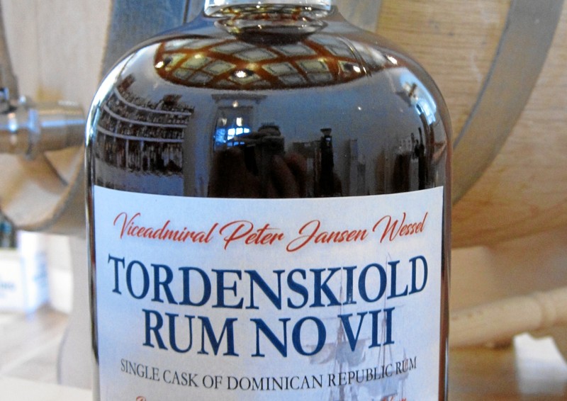 Selv om Tordenskiold i årets spil forsøgsvis tørlægges, så dur søhelten tydeligvis ikke uden en lille ting til halsen. Måske kunne det være den nye Tordenskiold rom.