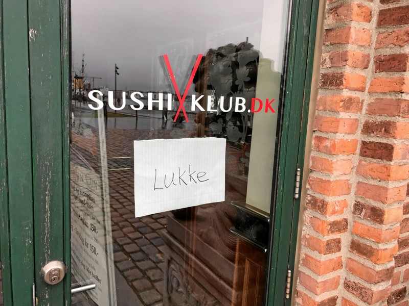 Skiltet på én af dørene ind til restauranten oplyser meget nøgternt, at der er lukke(t). Foto: Torben O. Andersen