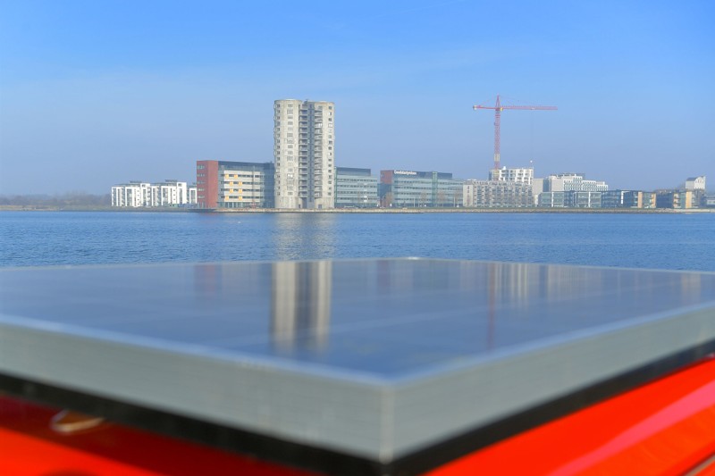 Der er monteret sol-paneler på hele tagfladen, og el-scooteren skal nu køre som et forsøg i Aalborg i en hel måned. Foto: Jesper Thomasen