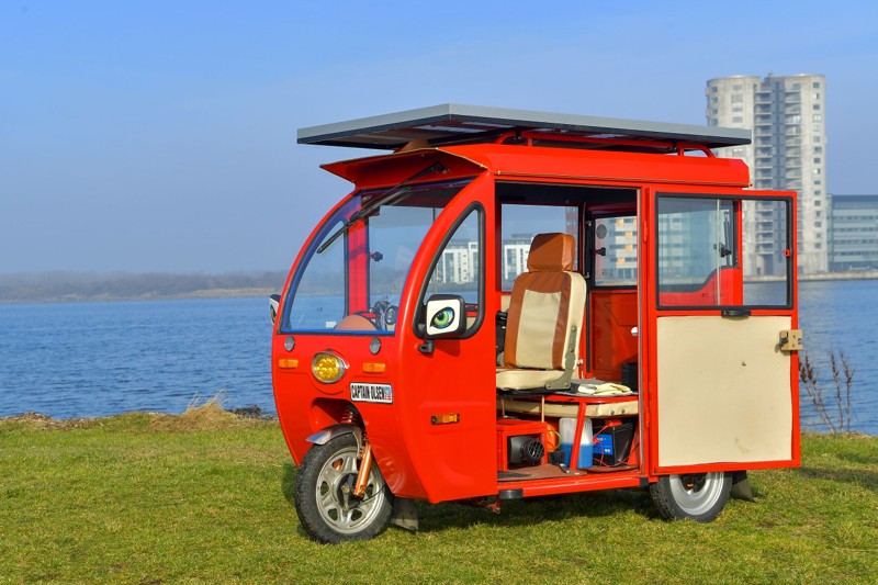 Den elegante - og alt andet lige ganske rummelige - el-kabinescooter er produceret i Kina, og den kan erhverves for ca. 30.000 kroner. Foto: Jesper Thomasen