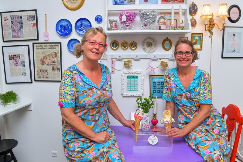 Marianne Korsholm (t.v.) og Charlotte Korsholm (t.h.) har arvet deres kærlighed til søde sager fra deres mormor, som var bagerfrue. Foto: Jesper Thomasen