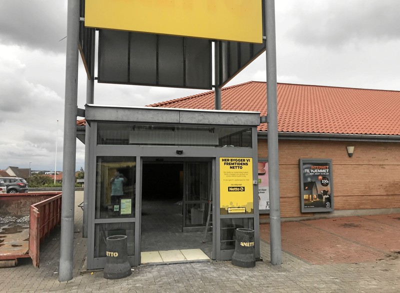 Når nu hele moderniserings-processen er færdig - og butikken er klar til igen at modtage kunder - så kan det godt være, at man kommer til at handle side om side med små grønne Mars-mænd og andre galaktiske skabninger. Foto: Torben O. Andersen