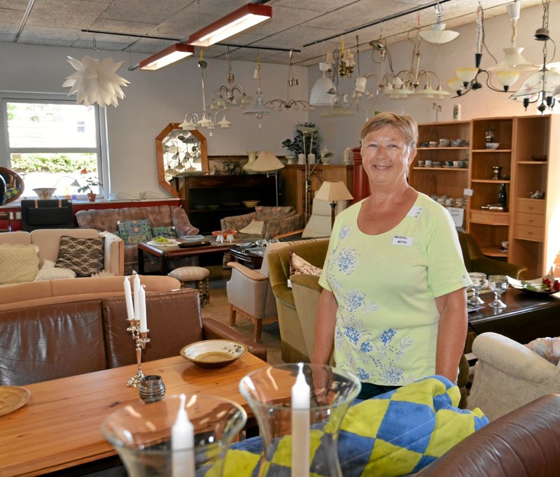 Betty Nielsen og 37 andre frivillige har travlt i Kirkens Korshærs genbrugsbutik i Skørping. Foto: Jesper Bøss