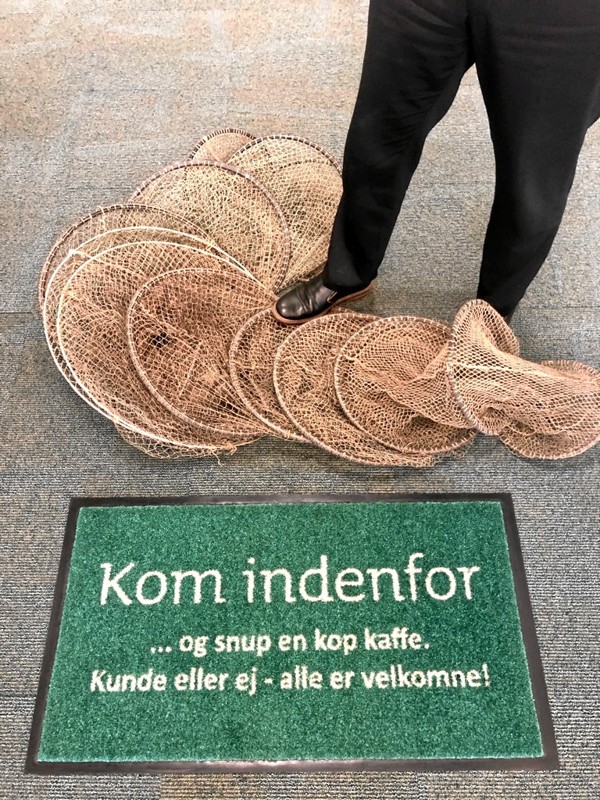 Tanken er nærliggende, at Jyske Bank vil prøve at ”fange” nye kunder i det alternative gulv - der er dog nærmere tale om miljørigtighed i banken i Nykøbing. Privatfoto.