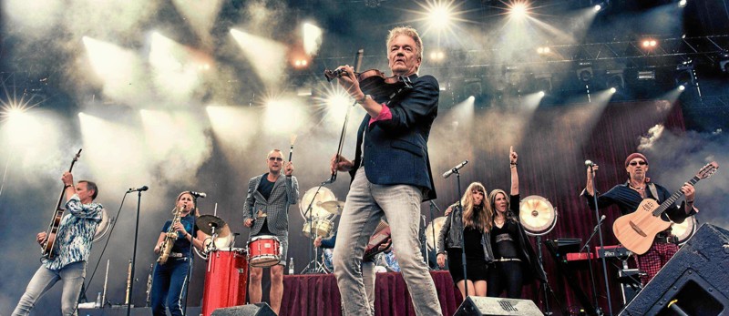 Lars Lilholt er om nogen en ægte og folkelig spillemand af Guds nåde, og han formår at ramme både ung som gammel med sin medrivende musik.