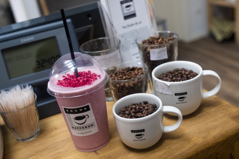 Hos Kochs Kaffebar kan du eksempelvis tage en milkshake med ud på deres nye tagterasse. Foto: Lasse Sand
