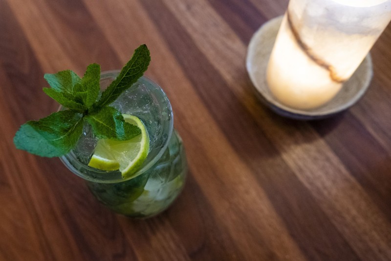 Må der gerne være alkohol i din sommerdrik, så kan du også svinge forbi Café Peace og køle ned med en Mojito. Foto: Lasse Sand
