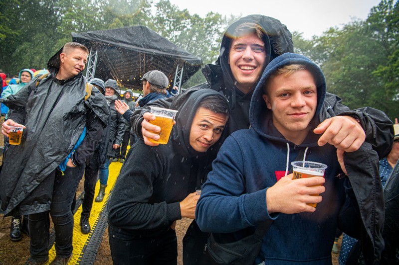 Trods regn og vind, så er stemningen god på Nibe Festival. Foto: Martin Damgård