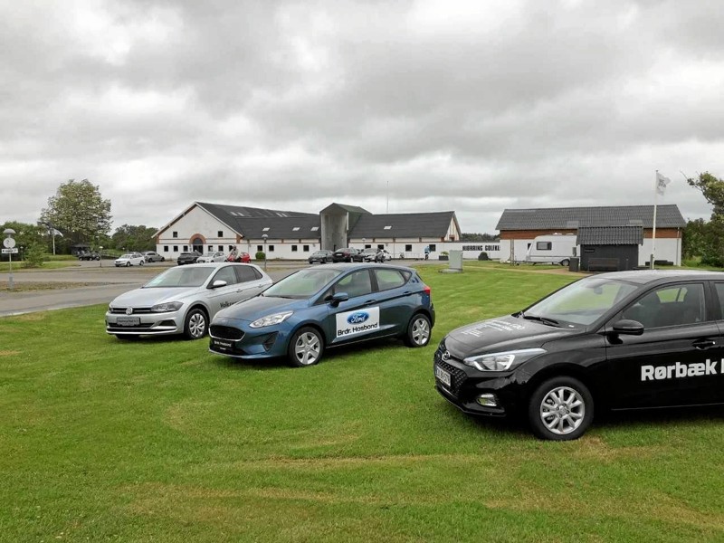 Tre biler venter til de dygtige/heldige golfspillere, der sender golfbolden i hul med et slag på tre udvalgte huller. Privatfoto