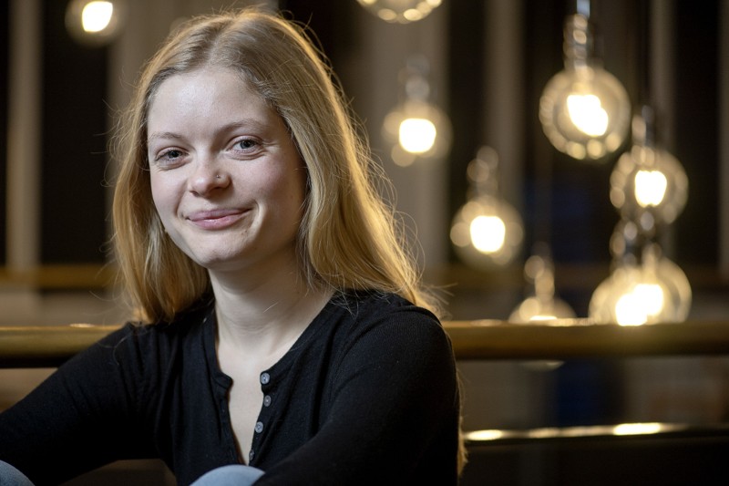 Til daglig er Amanda Haar musikterapi-studerende, men siden november har hun øvet på forestillingen på Aalborg Teater. Foto Lars Pauli
