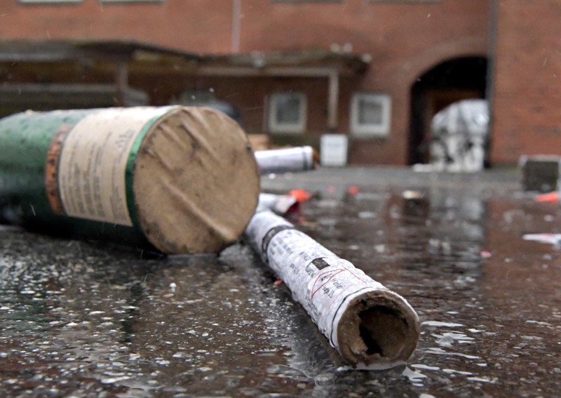 Man må gerne smide brugt fyrværkeri i skraldespanden, så længe det ikke er fusere. De skal som oftest indleveres på genbrugsstationen som farligt affald. Arkivfoto: Henrik Louis