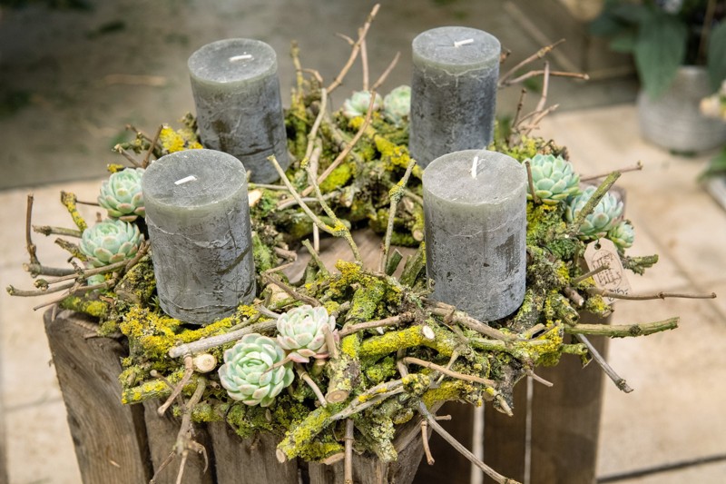 En krans af naturens materialer - små grene bundet elegant omkring halmkransen. Foto: Bente Poder