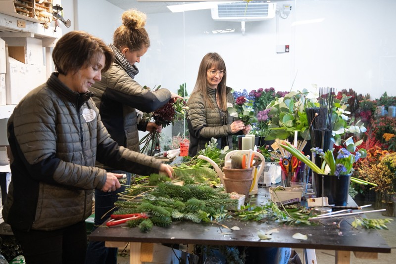 Gang i binderiet. Tina Pedersen, Anica Jørgensen og Laila Mosegaard i gang med dagens opgaver. Foto: Bente Poder