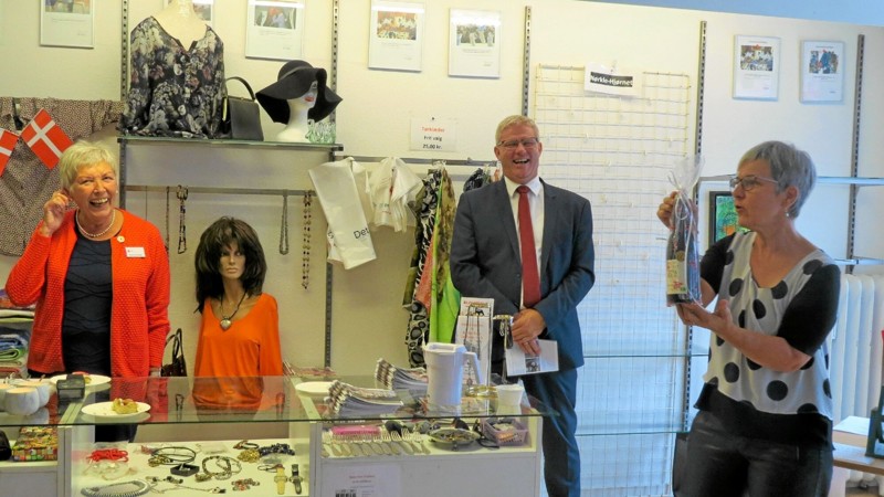 Røde Kors genbrugsbutik i Vrå dannede ramme om Røde Kors 40 års jubilæum i 2018 med besøg af borgmester Arne Boelt. Foto: Arkivfoto