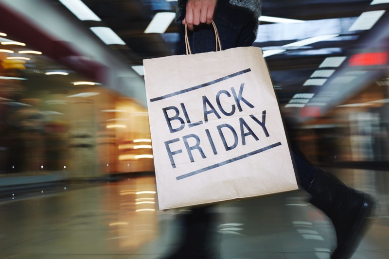 Black Friday plejer at kickstarte julehandlen. Pengene i privatøkonomien er dog blevet færre, og der forventes i år at blive brugt færre penge end tidligere på julehandlen.