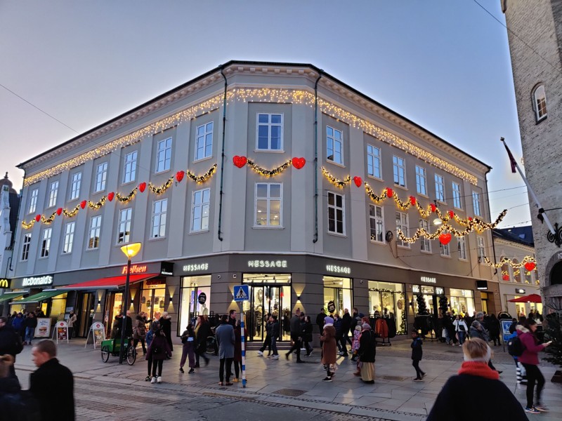 Hans Andersen fra City-Ejendomme Aalborg står bag juleudsmykningen på en række markante bygninger i bybilledet. Foto: City-Ejendomme Aalborg