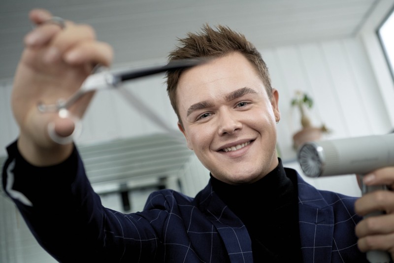 Blot 23 år og allerede selvstændig frisør - Andreas Munkholm har åbnet salon på Hasserisvej. Foto: Henrik Bo