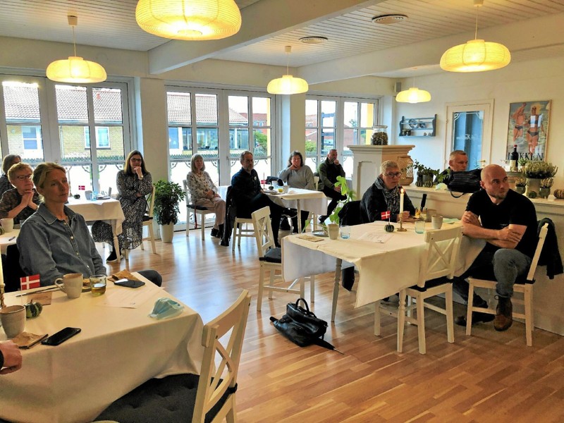 Deltagere på Løkken.dks netværksmøde hørte om etablering af skatepark ved Løkken skole. Foto: Kirsten Olsen
