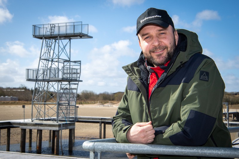 Sebastian Prenta forventer, at vandet igen bliver lukket ind i bassinerne her i Vestre Fjordpark i begyndelsen af maj, og han håber, at man kan åbne nogle uger derefter. Foto: Peter Broen