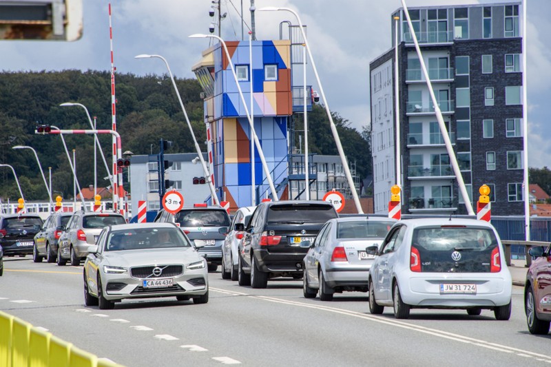 Kørebanerne på Limfjordsbroen bliver reduceret fra fire til to spor fra på mandag. Arkivfoto: Peter Broen