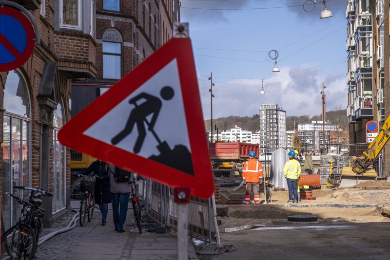 Der bliver fortsat gravet i Borgergade, busserne kører derfor via Ved Stranden. Arkivfoto: Lasse Sand