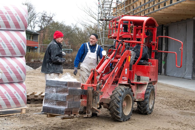 Det planlagte rejsegilde 2. april er aflyst på grund af coronakrisen, men håndværkerne er stadig i gang, og arbejdet med at opføre den nye Aldi skrider stødt fremad. Foto: Henrik Louis
