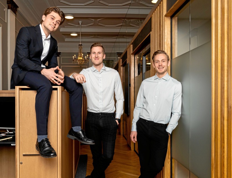 De tre iværksættere Christoffer Bak, Kasper Ulrich og Christian Aachmann har vind i sejlene med deres herretøjsbrand. PR-foto