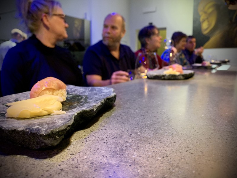 De otte Omakase-gæster får serveret maden ved en bar, der er bygget til formålet. Foto: Kaare Bach Toft