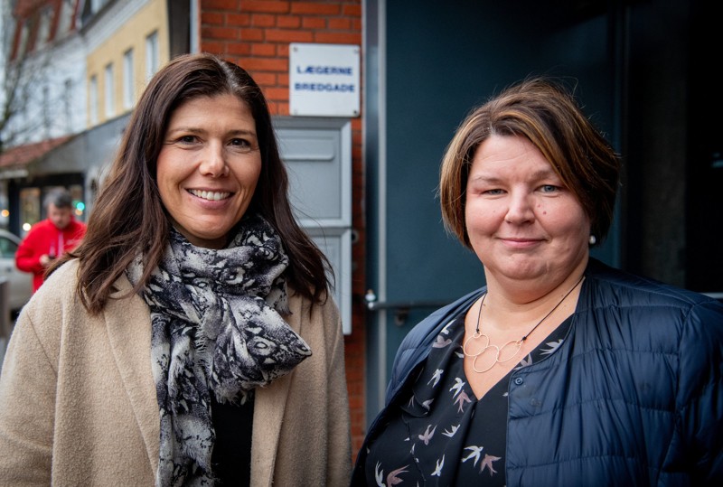 Helle Nygaard, t.h. er læge og overtager fra nytår Lægeklinikken Bredgade Brønderslev. Daglig leder bliver sygeplejerske Trine Thorsø Sanderhoff, t.v. Foto: Kim Dahl Hansen
