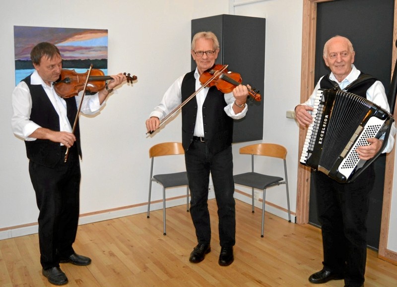 Jørgen Christiansen og hans musikalske venner fra Rebild Spillemændene, Jørn Poulsen og Arne Pedersen, står også i 2020 for den musikalske underholdning i forbindelse med nytårskuren i Kulturhuset i Arden. Privatfoto
