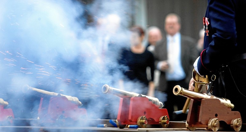 Himmerlands Saluteringslaug - skyder helt konkret fejringen af Aars’ 150 års byjubilæum i gang på Kimbrertorvet 4. januar. Arkivfoto