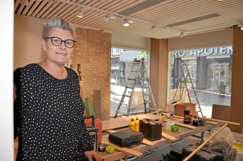 Midt i sidste uge var der stadig et stykke vej tilbage i den nye Ann-D butik, der torsdag den 1. oktober slår dørene op. Her ses indehaver Ann-Dorthe Grønhøj Meldgaard i butikken. Foto: Jesper Bøss