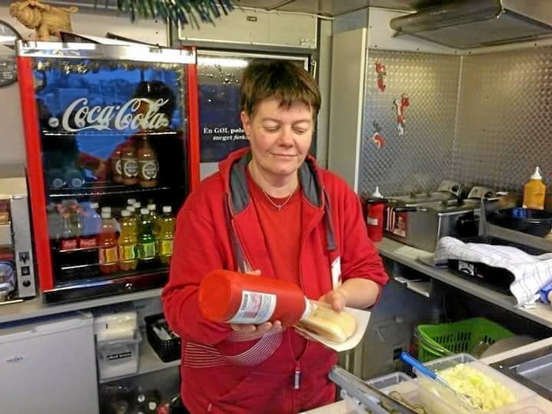 Lene Bundgaard har langet pølser over desken på Industrivej siden 2015, men nu er det slut. Privatfoto