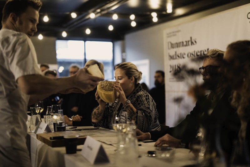 Dommerne nyder alle sider af osten. Foto: Liv Kastrup