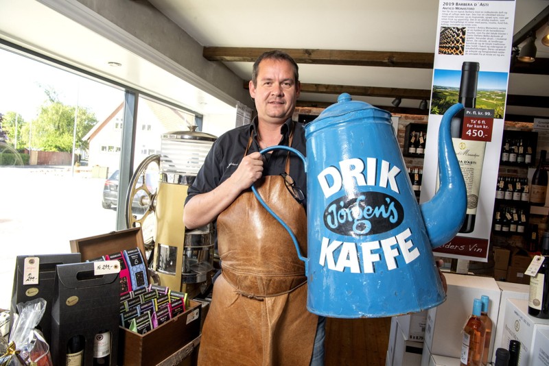 Peter Visti konstaterer, at Jørgen Christiansen-kaffen er meget populær. I vinduet hos Alletiders Vin på Åstrupvej i Hjørring står den store Madam Blå - den har i mange år reklameret for den legendariske Hjørring-kaffe i Stokbrogade, hvor kaffen oprindelig blev forhandlet. Alletiders Vin har fået lov til at låne den blå kande. Foto: Henrik Louis