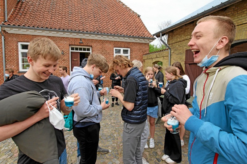 Ved ankomsten fik eleverne serveret en meget blå giftdrik. Herefter blev de i grupper på fem ført gennem udstillingen. Foto: Jørgen Ingvardsen