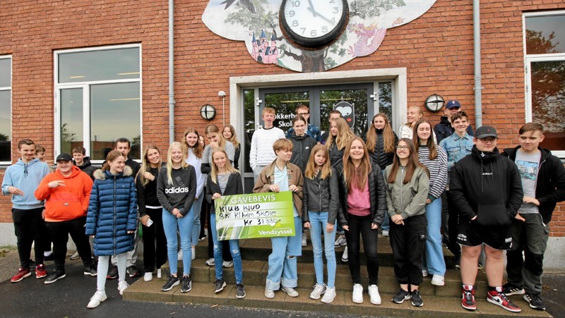 De to 8. klasser på Klokkerholm Skole har solgt rengøringsklude og på den måde tjent 38.880 kroner. Foto: Jørgen Ingvardsen