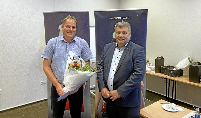 Kim Kolding Hansen, Aars HK, får overrakt DHFs rejselegat i forbindelse med Dansk Håndbold Forbunds ordinære repræsentantskabsmøde. Næstformand Jan Kampmann stod for overrækkelsen. Privatfoto